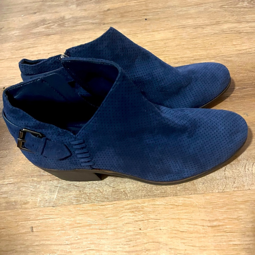 VINCE CAMUTO BLUE ANKLE BOOTIES